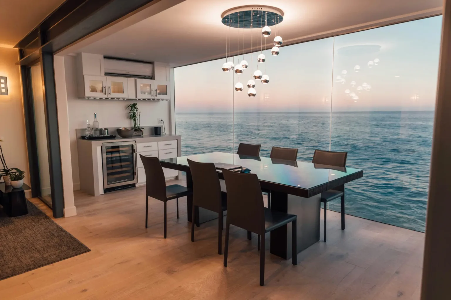Comedor luminoso con ventanales a medida instalados en vivienda